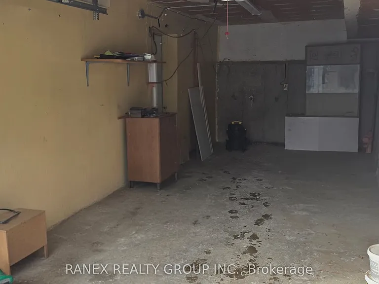 16 Lynwood Ct — Photo 2