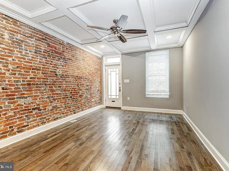822 S Highland Ave — Photo 2
