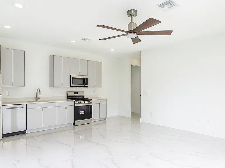 1051 Bassinger Ave S #A — Photo 4