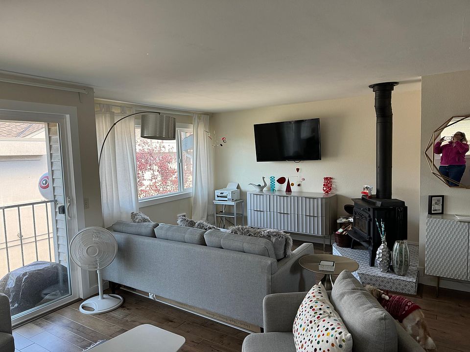 Wood fireplace. Fully furnished.