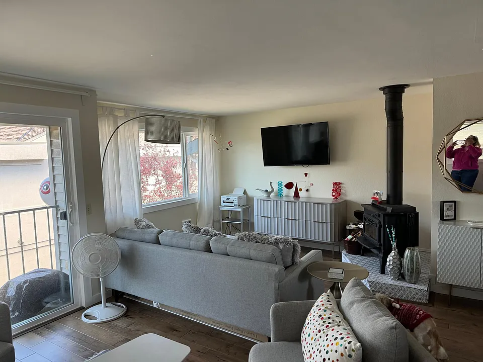Wood fireplace. Fully furnished.