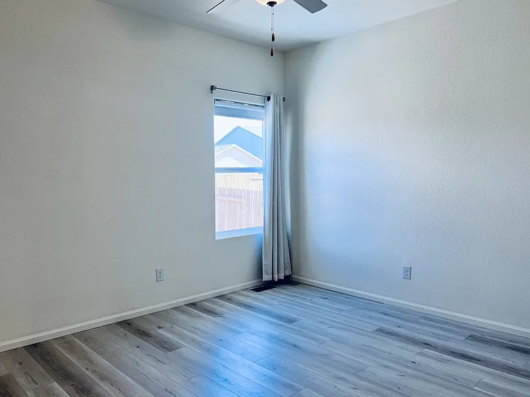 370 Maple St — Photo 17
