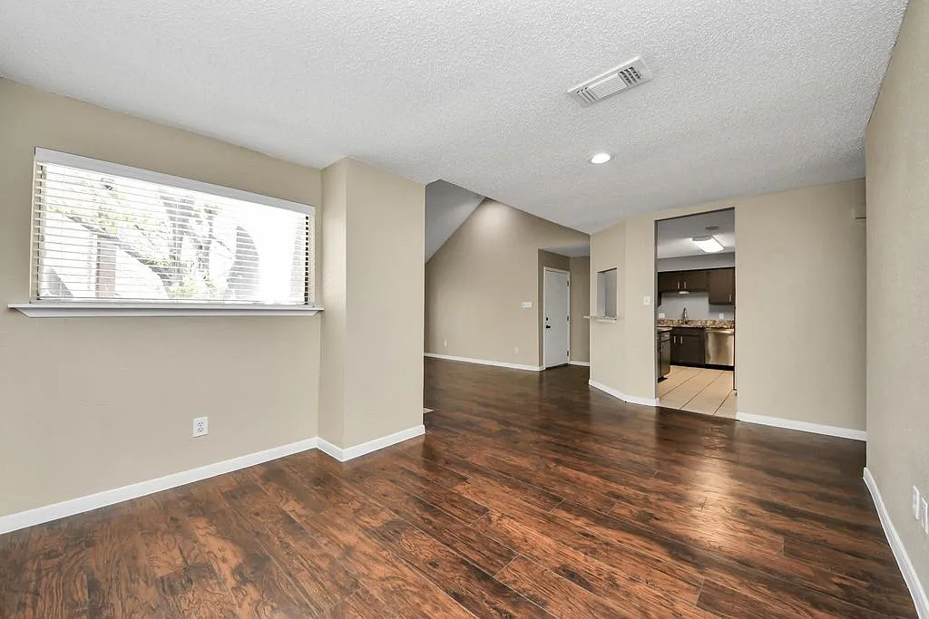 1 bed, 933 sqft, $1,200 — Photo 4