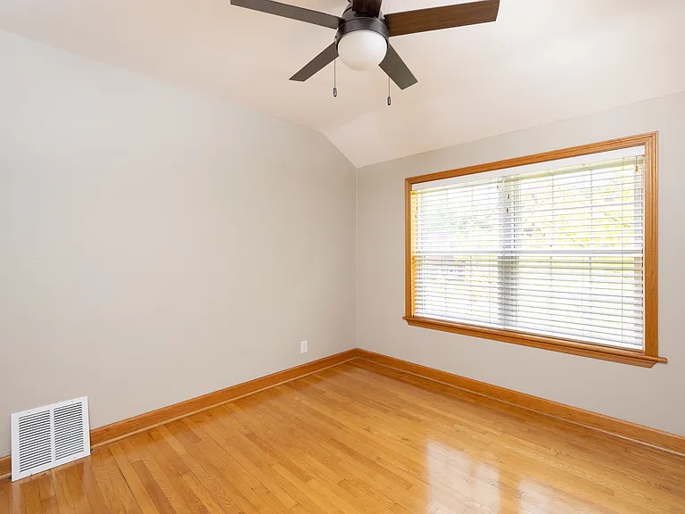 3388 S Kinnickinnic Ave — Photo 8