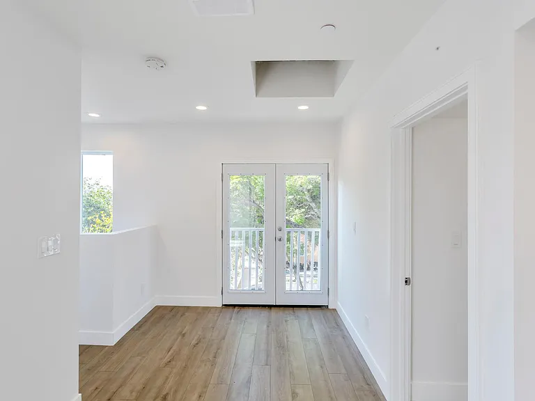 2518 Thurman Ave — Photo 10