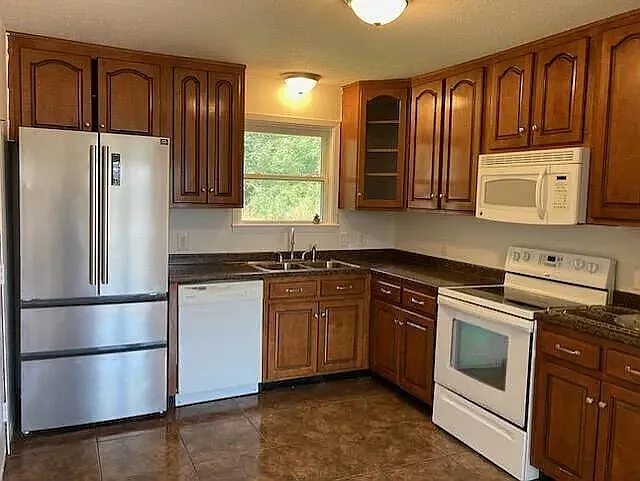 Kitchen - kitchen now has all stainless appliances (no photo of newer appliances, yet)