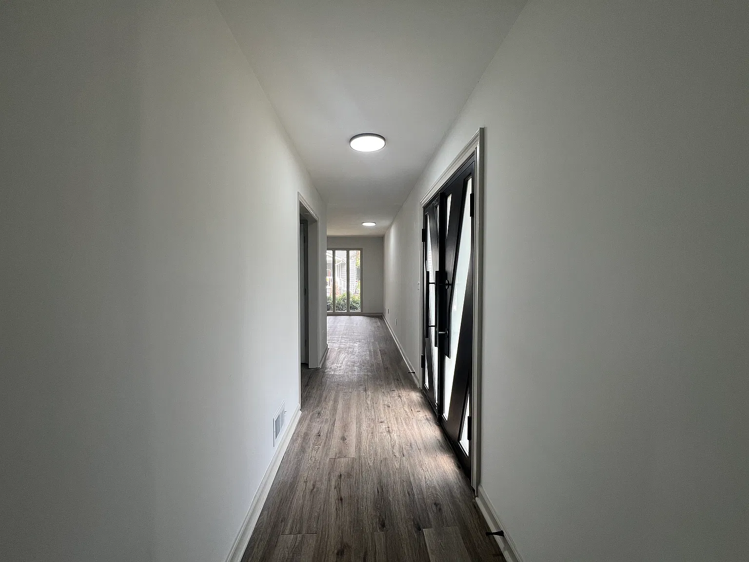 5 bed, 2352 sqft, $3,200 — Photo 3