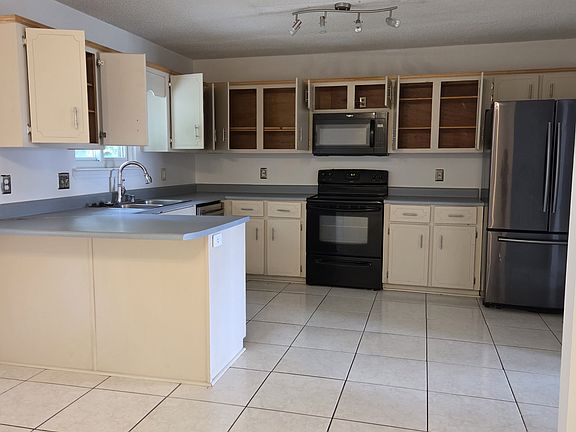 3rd image of 945 Ruth Dr