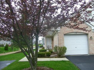 372 Crystal Ridge Dr, Crystal Lake, IL 60012