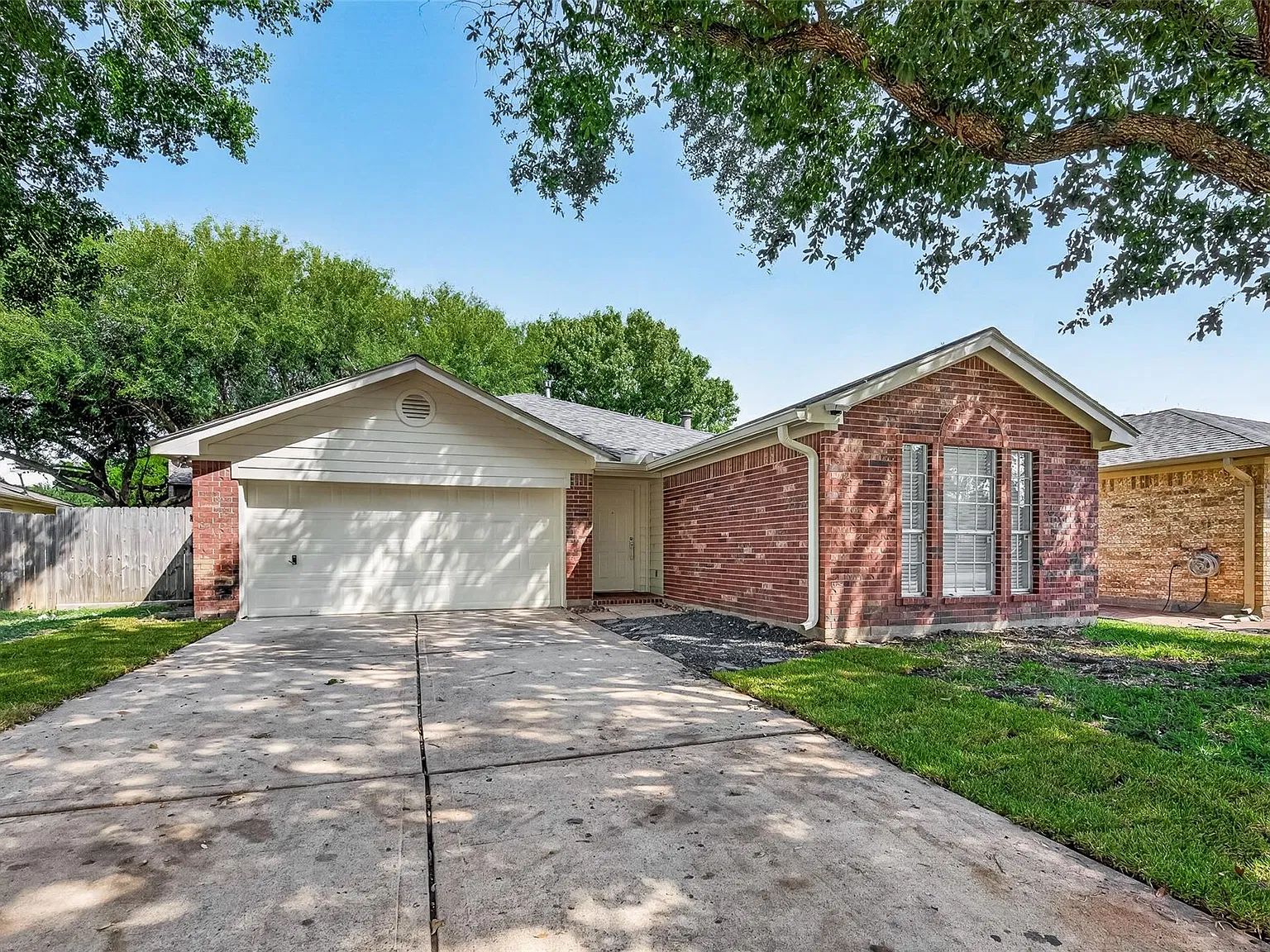 3 bed, 2.0 bath, 1184 sqft, $2,000 — Photo 3