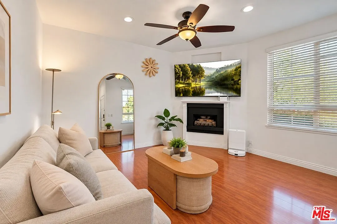 2 bed, 2.5 bath, 1031 sqft, $3,900 — Photo 2