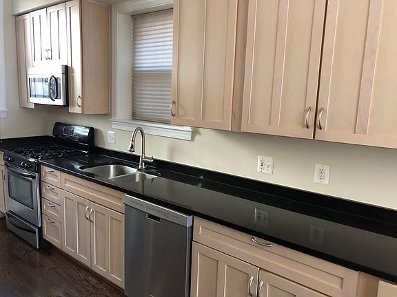Great cabinet and cooking space