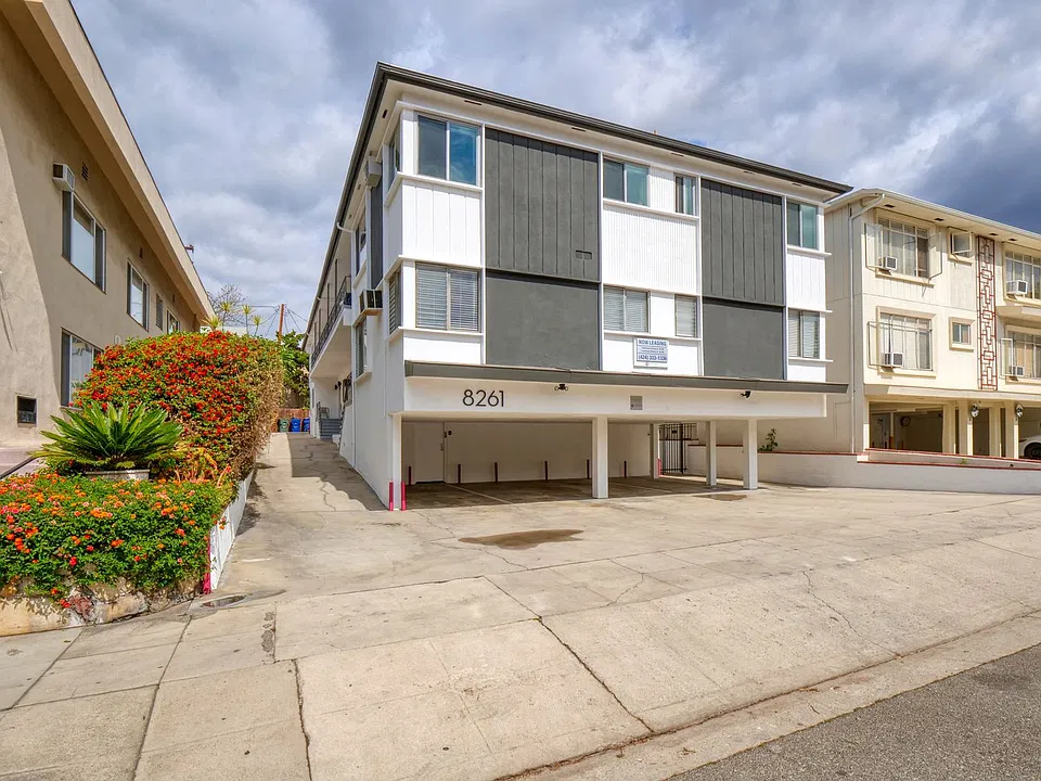 8261 Norton Ave