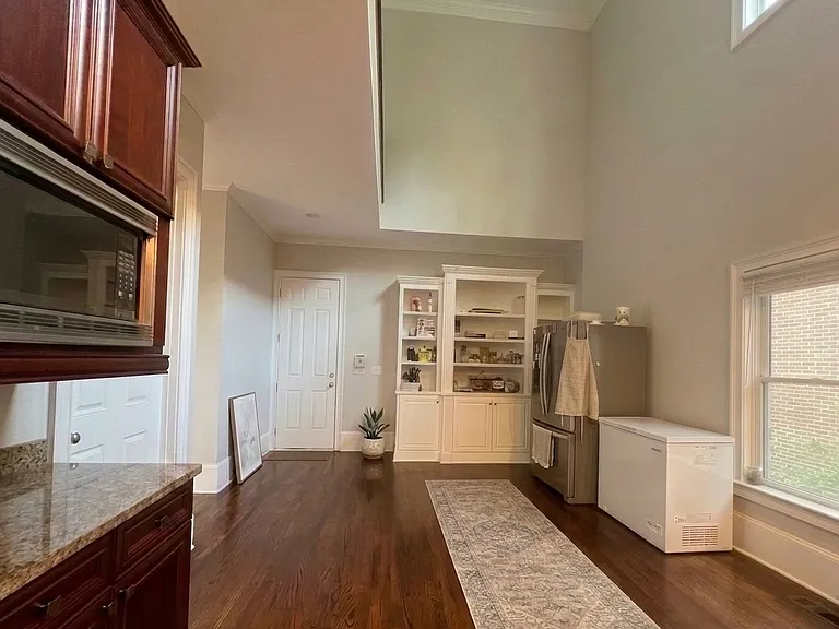 585 Cliftwood Ct — Photo 6