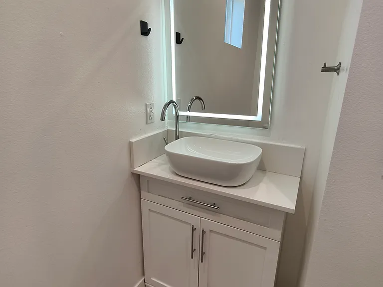 1410 W 37th Pl #B2 — Photo 30