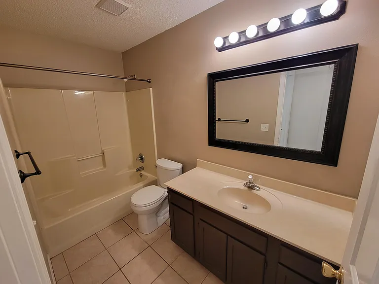 2405 Hemlock Dr — Photo 5