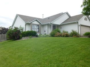 8825 Rainier Dr, Woodbury, MN 55125