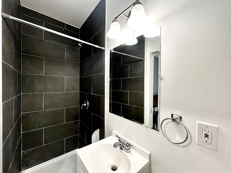 1142 W 35th St #3 — Photo 6