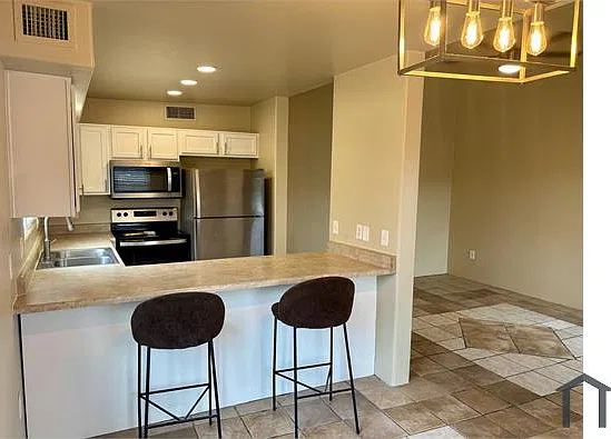 3 bed, 964 sqft, $1,750 — Photo 1