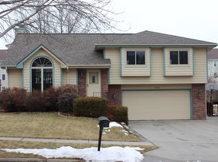 2340 Philadelphia Dr, Lincoln, NE 68521