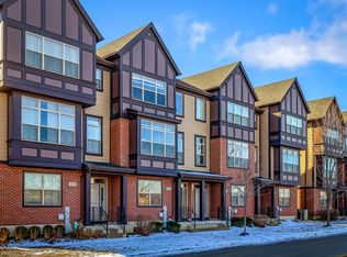 327 Aspen Pointe Rd, Vernon Hills, IL 60061