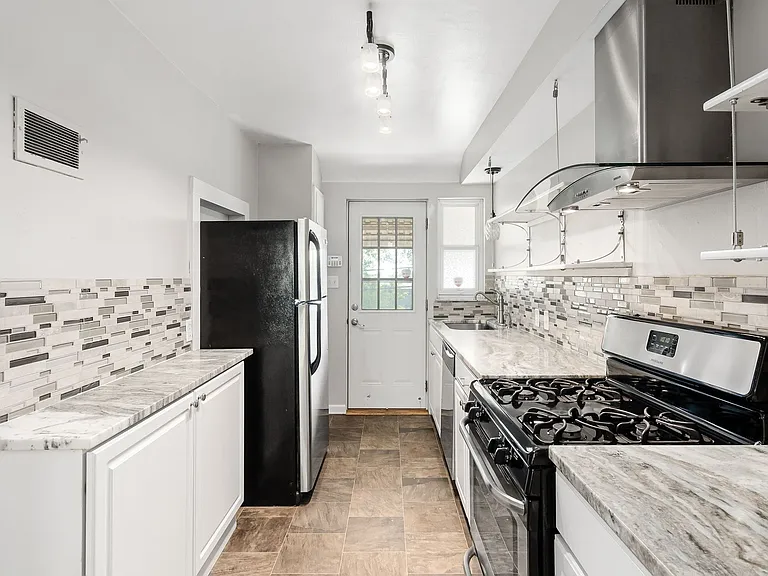 1650 Northwest Blvd #B — Photo 2