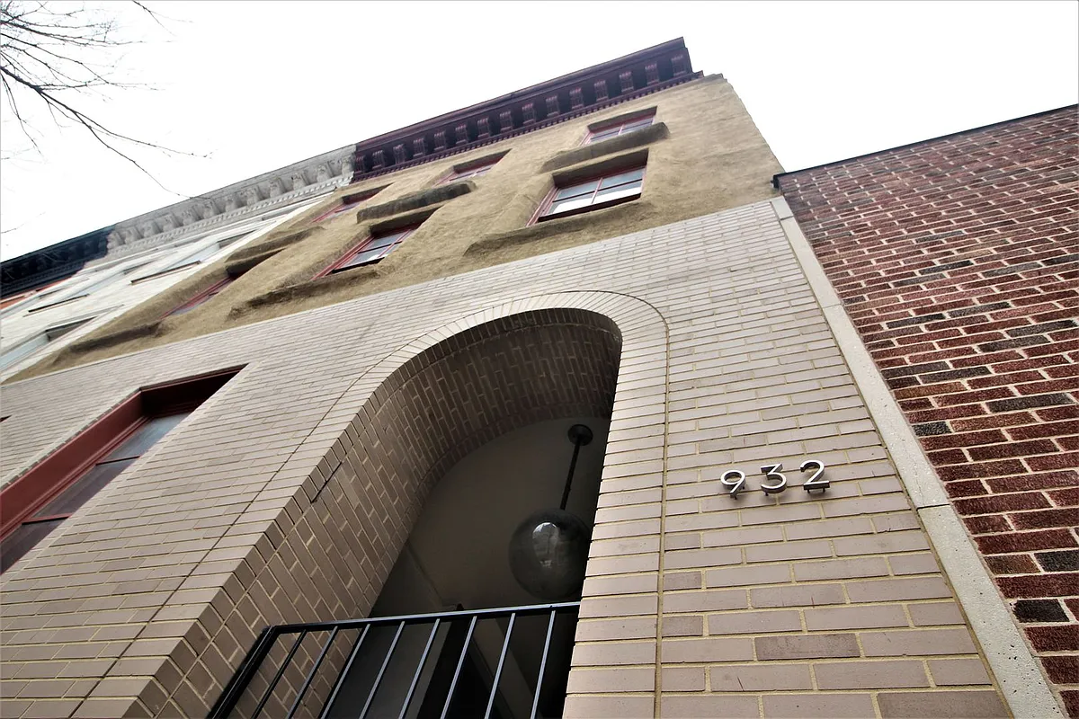 Building Photo - 932 N. Charles St