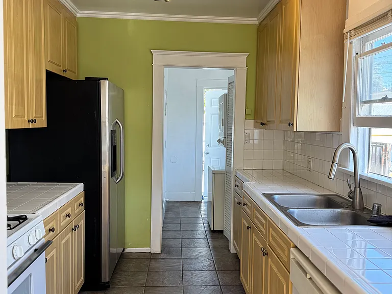 1340 Tamarind Ave — Photo 7