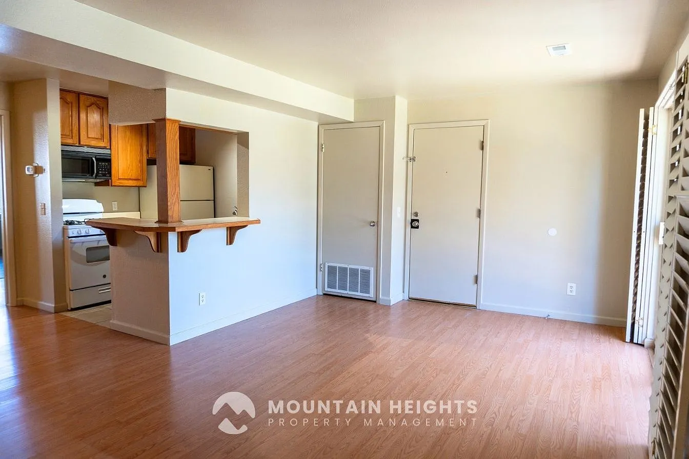 2 bed, 1.0 bath, 816 sqft, $1,200 — Photo 3