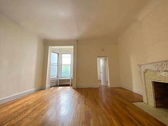 3rd image of 33 W 76th St #33