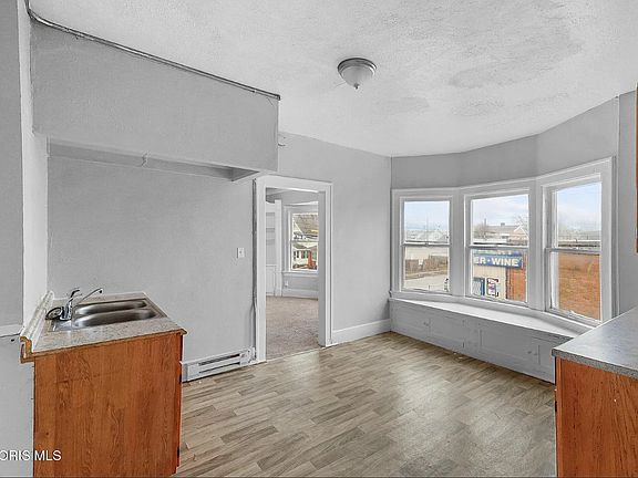 3rd image of 1752 Arlington Ave #3