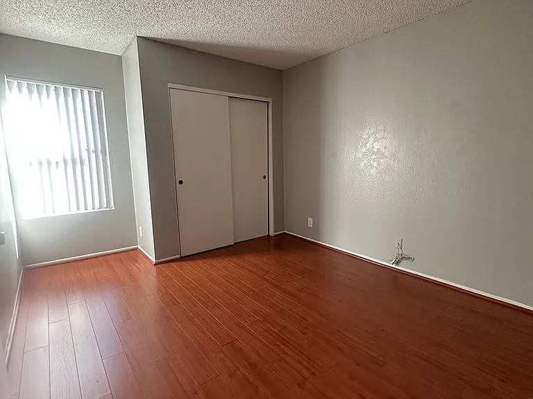 Russell Court Apartments — Photo 10