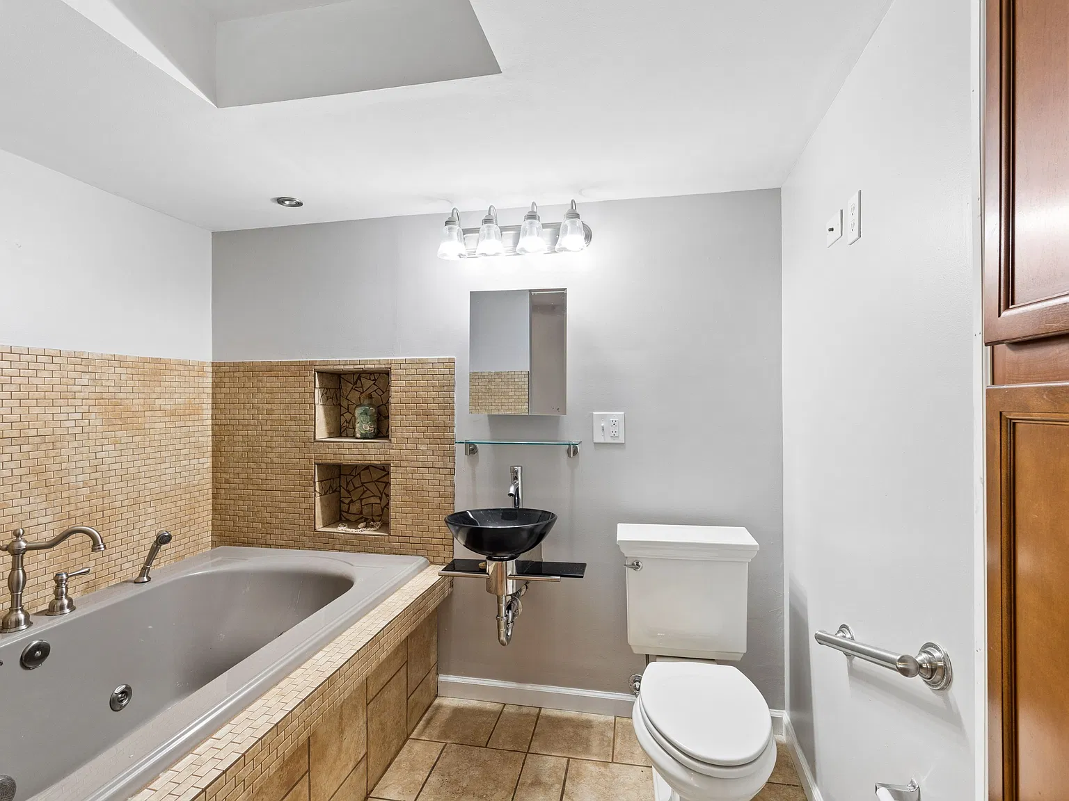 3 bed, 1440 sqft, $2,300 — Photo 3