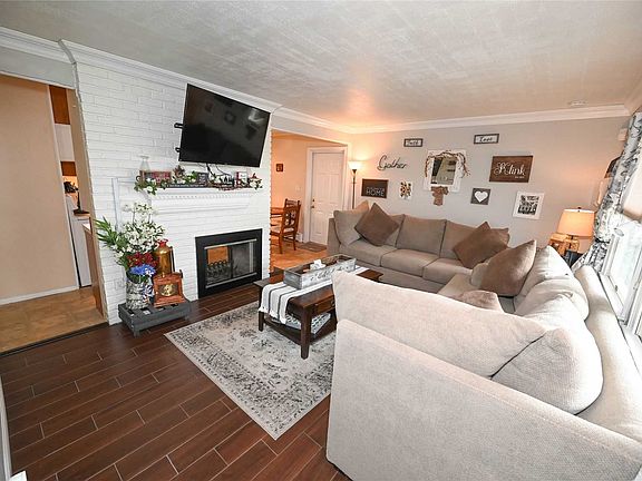 5th image of 26 Furrow Ln