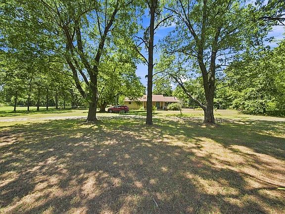 3rd image of 662 S Range Rd