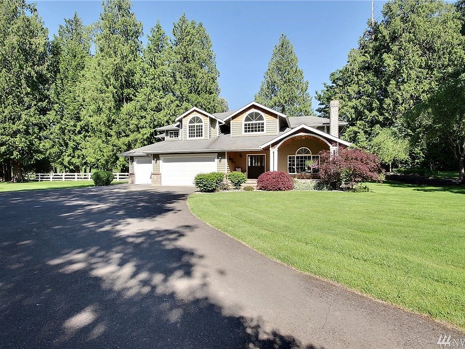This is the front of the home. Lots more yard than what is shown here!!
