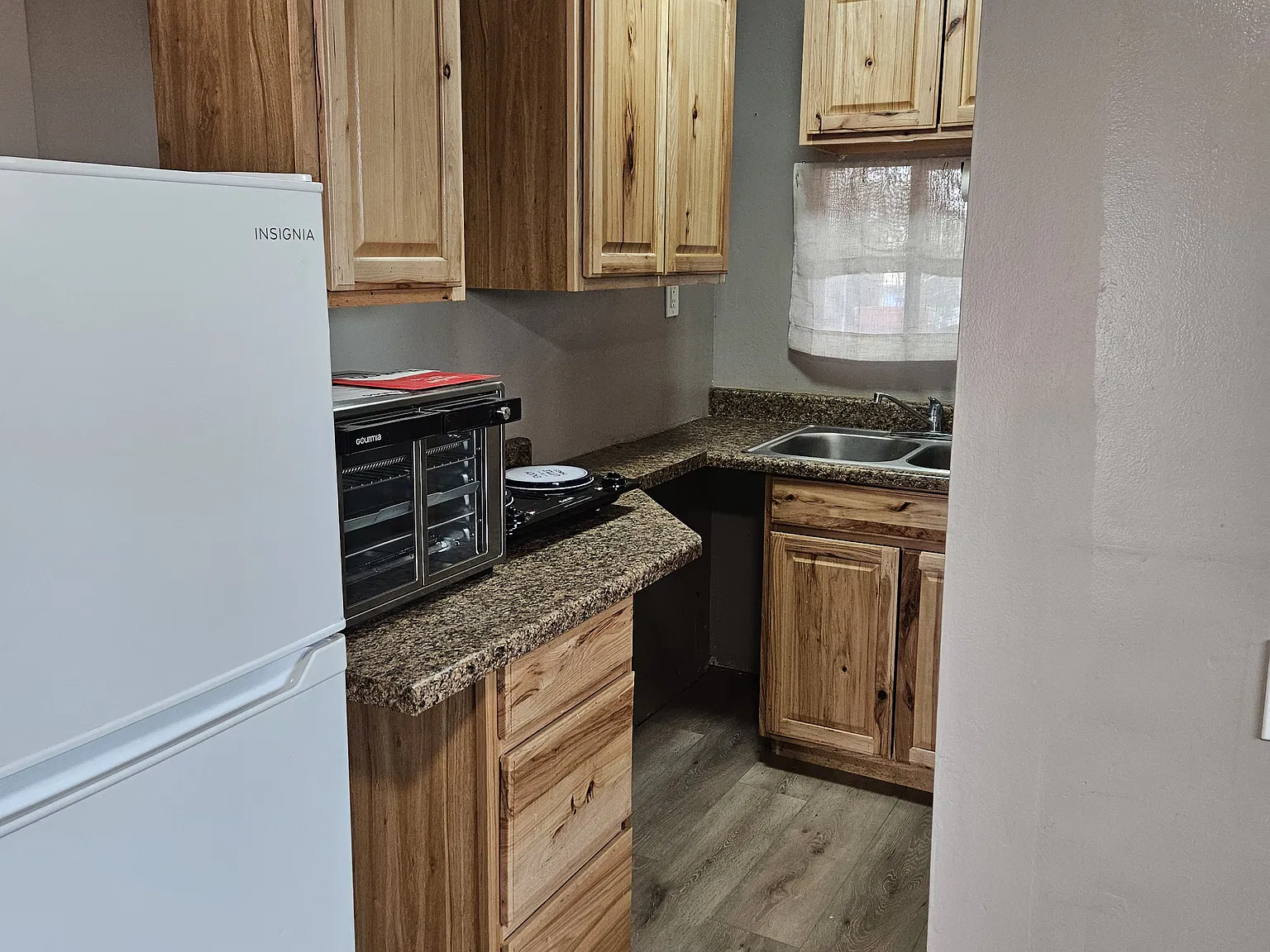 1 bed, 350 sqft, $1,050 — Photo 2