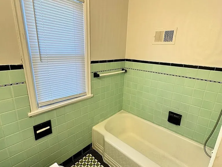 1409 Vinton St — Photo 10