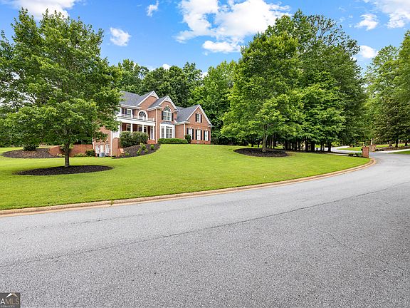 3rd image of 340 Broadmoor Dr