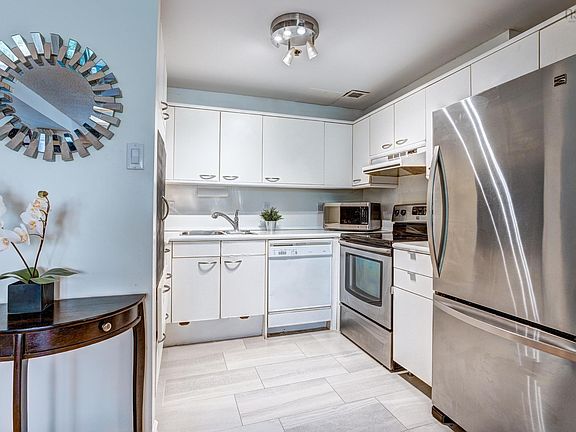 4th image of 1350 Oxford St #101