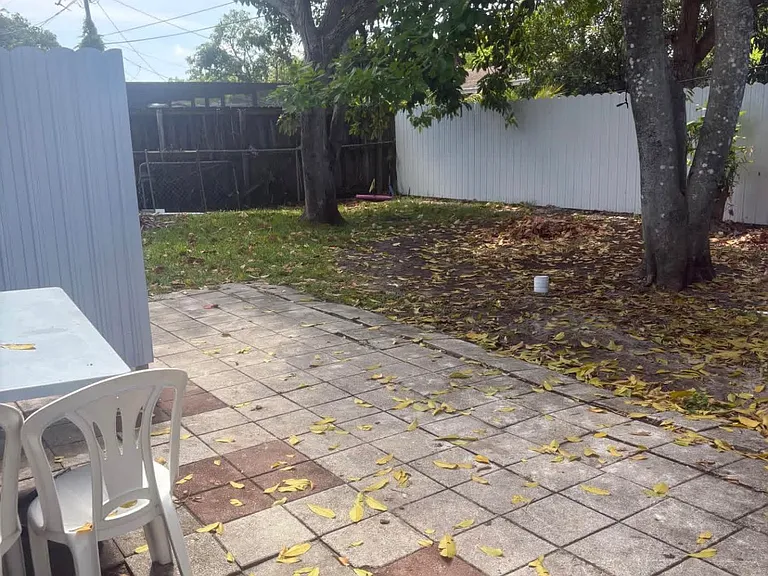 980 NW 200th Ter — Photo 12