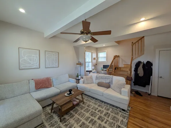 1506 W Wolfram St #2, Chicago, IL 60657