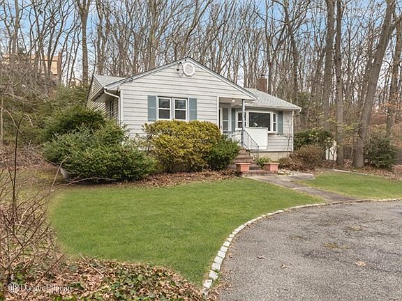 2nd image of 29 Chateau Dr