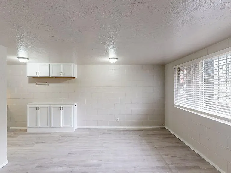 Totally Renovated Studios 2 Blocks To UNM — Photo 12