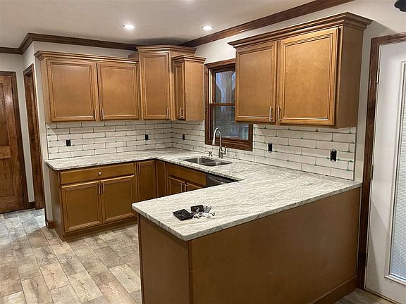4th image of 225 Lake Forest Rd