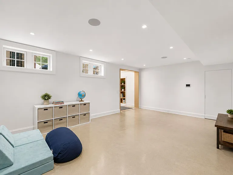 548 Sylvan Pl W — Photo 38