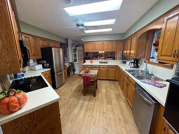 3rd image of 50 Twin Oaks Ln