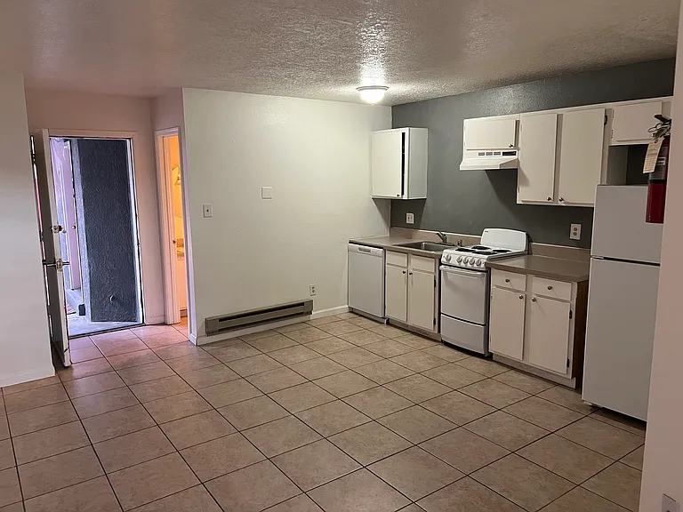 Modern 450 SF Updated Apts w/ Balconies in Ridgecrest — Photo 32