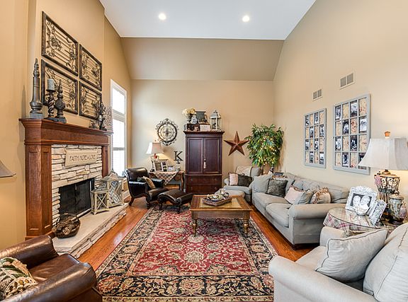 4th image of 824 Deering Ct