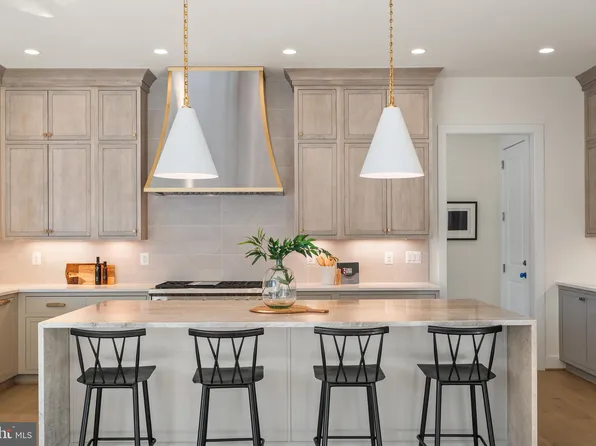 8619 Redwood Dr, Vienna, VA 22180